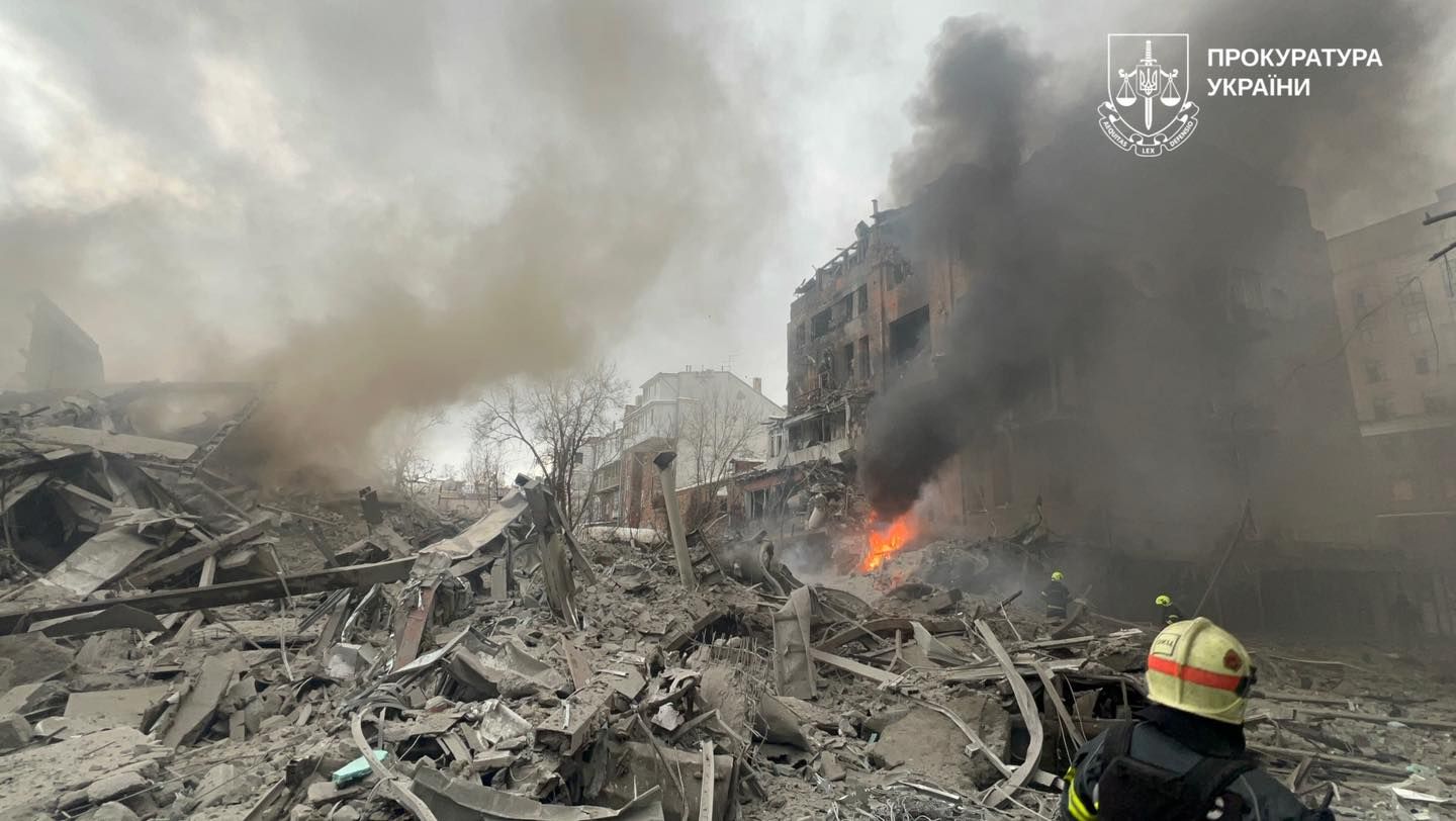 У Харкові під завалами будинку знайшли загиблу: рятувально-пошукова операція триває 2