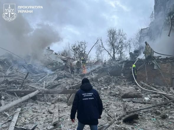 У Харкові під завалами будинку знайшли загиблу: рятувально-пошукова операція триває 3