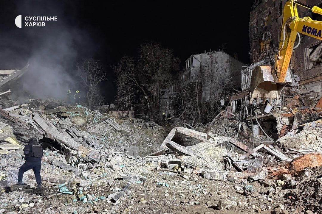 У Харкові під завалами будинку знайшли тіло жінки: загибла може бути мамою вбитого РФ хлопчика 2