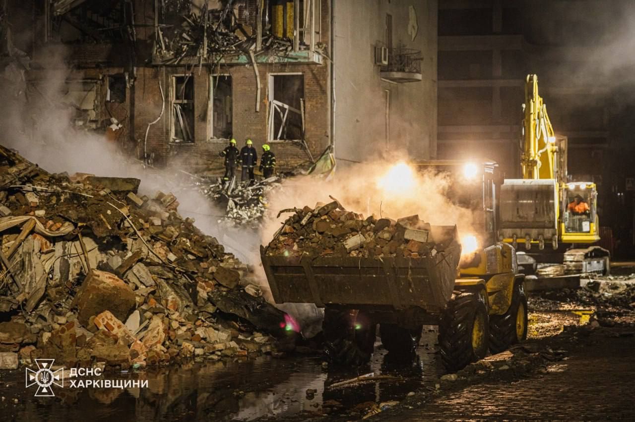 Под завалами могут быть люди: в Харькове ищут пятерых человек, которые не выходят на связь после атаки РФ 1