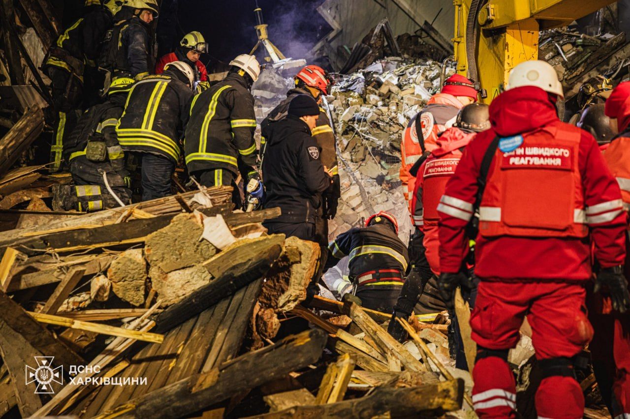 Под завалами могут быть люди: в Харькове ищут пятерых человек, которые не выходят на связь после атаки РФ 2