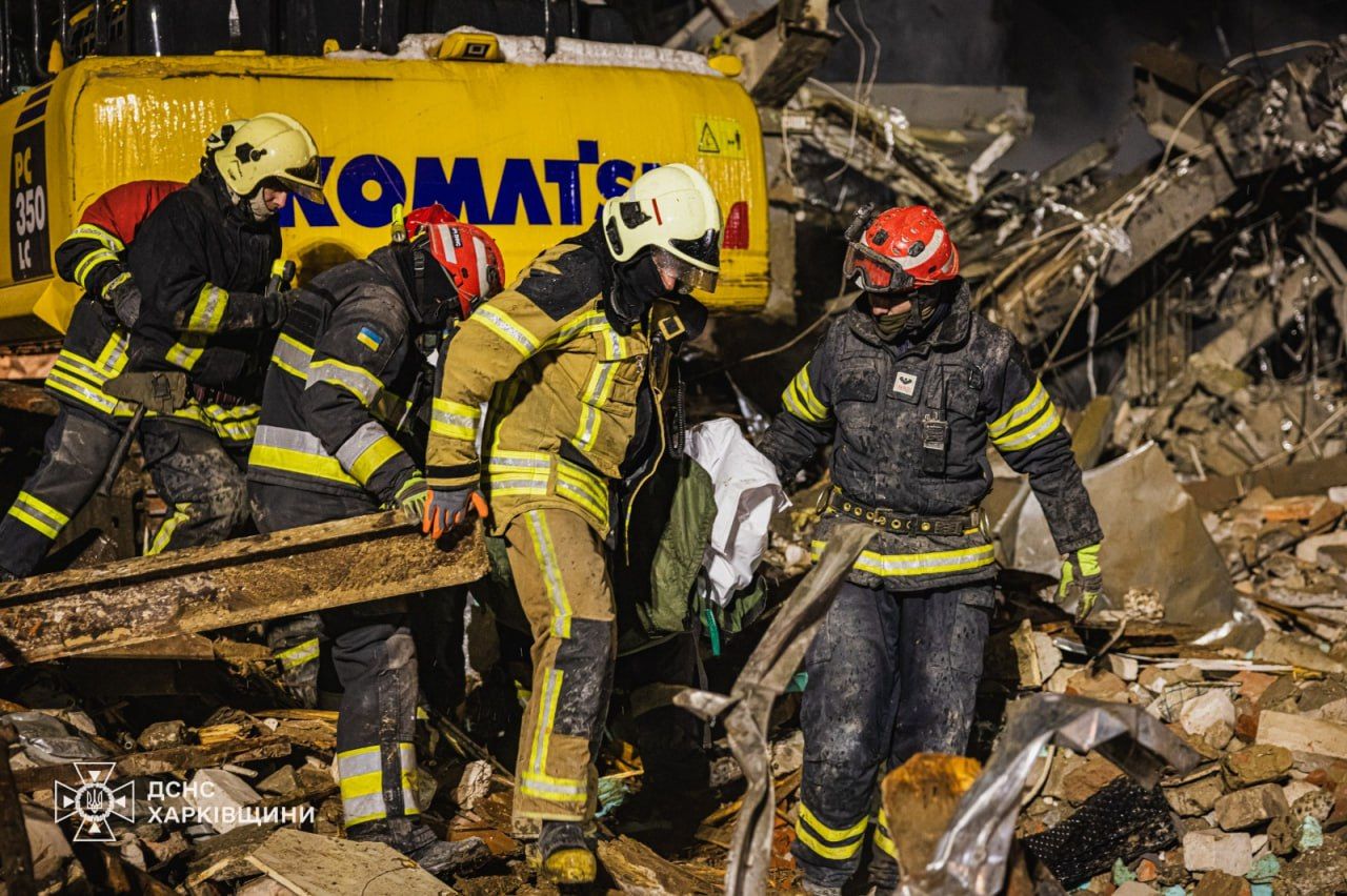 Под завалами могут быть люди: в Харькове ищут пятерых человек, которые не выходят на связь после атаки РФ 3