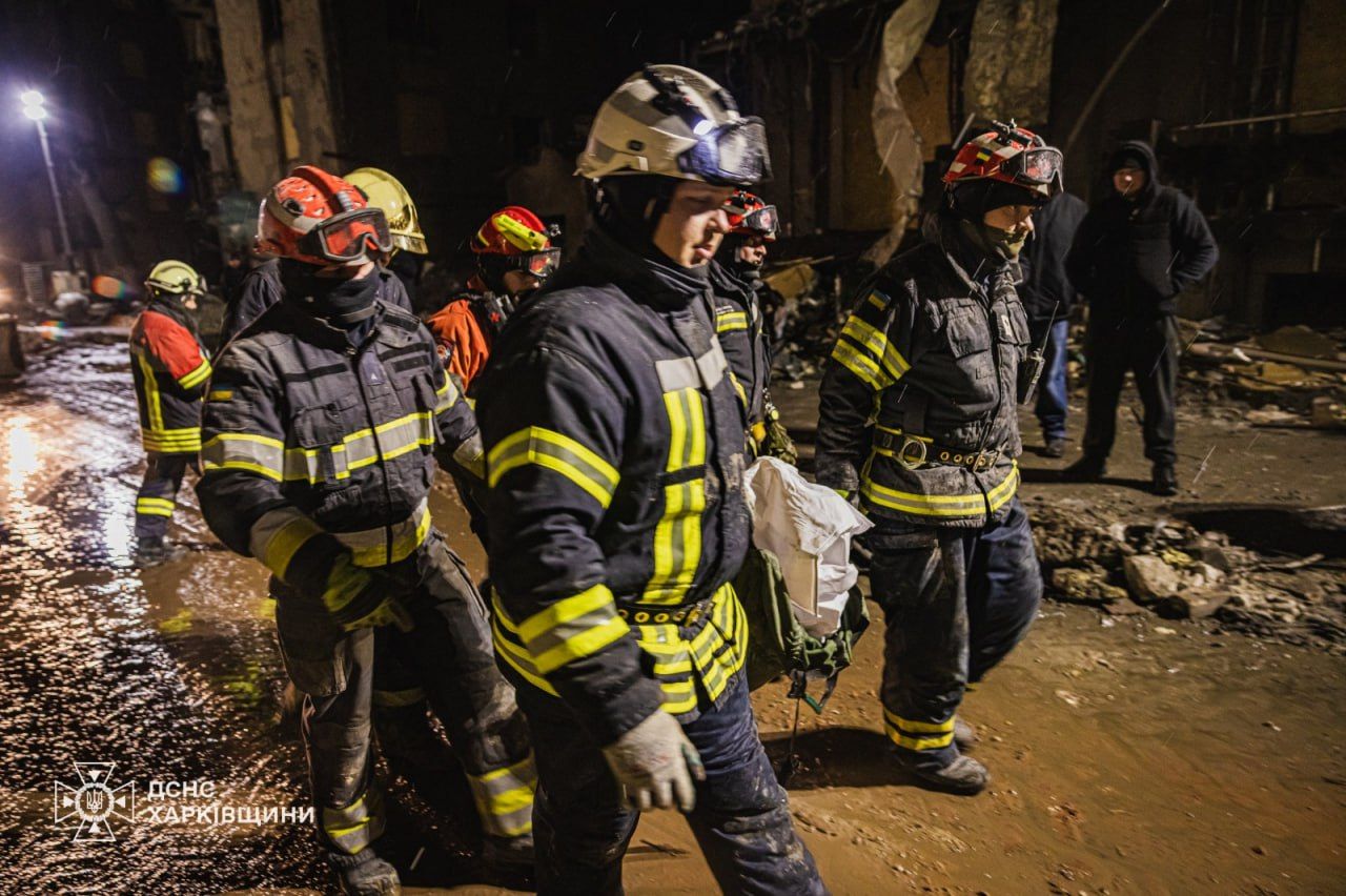 Кількість загиблих після російського удару по будинку у Харкові знову зросла 1