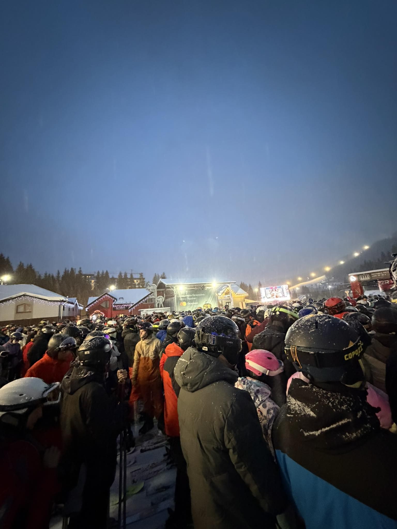 Толпа отдыхающих заполнила Буковель. Фото из открытых источников