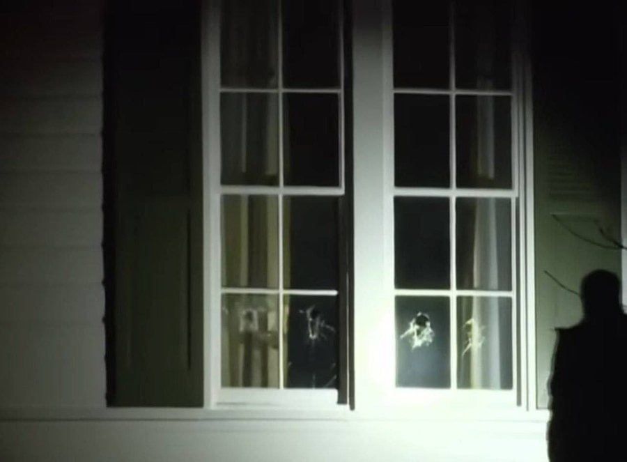 Нападающий с винтовкой и молотком ворвался в резиденцию Джей Ди Венса 1