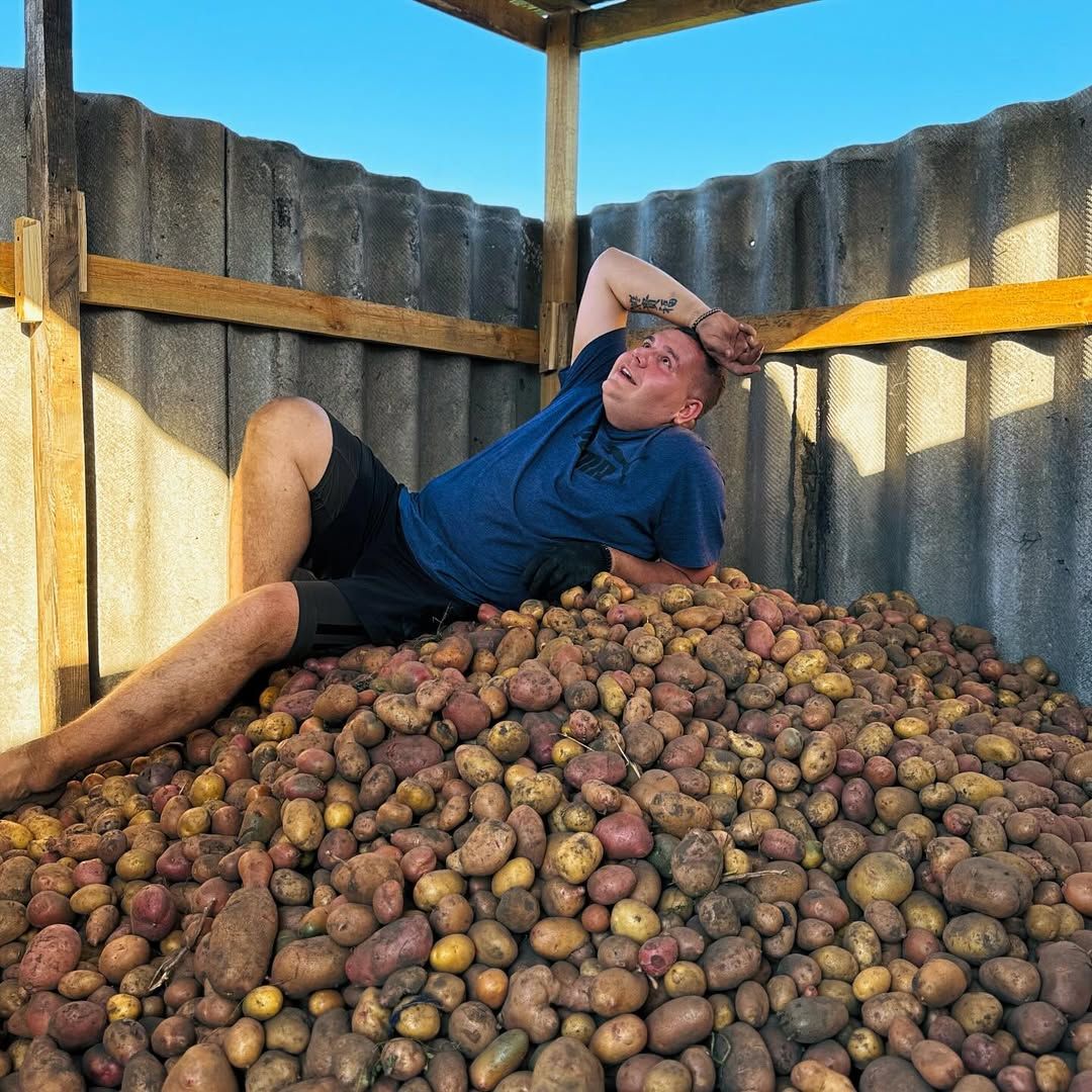 Дмитрий вырос в деревне, под присмотром бабушки и дедушки. Дмитрий вырос в деревне, под присмотром бабушки и дедушки.