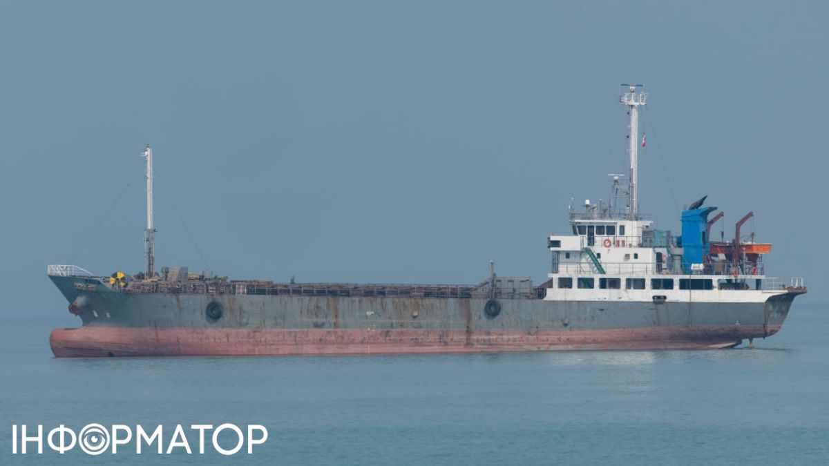 Россия отправила подлодку сопровождать убегающий от США танкер теневого флота - WSJ