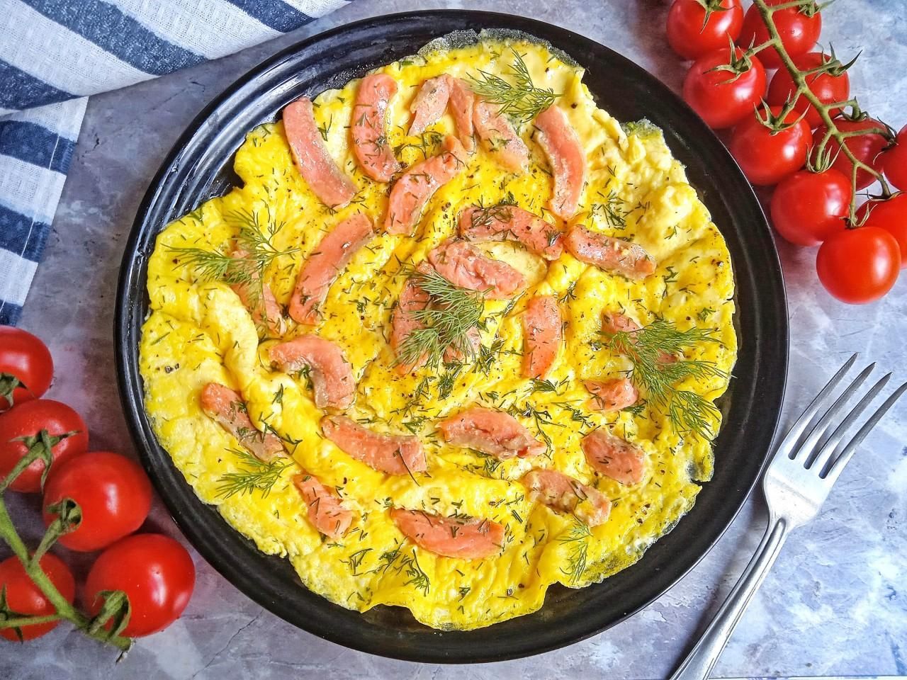 Ніжний омлет ідеально поєднується з соковитою цибулею та сиром