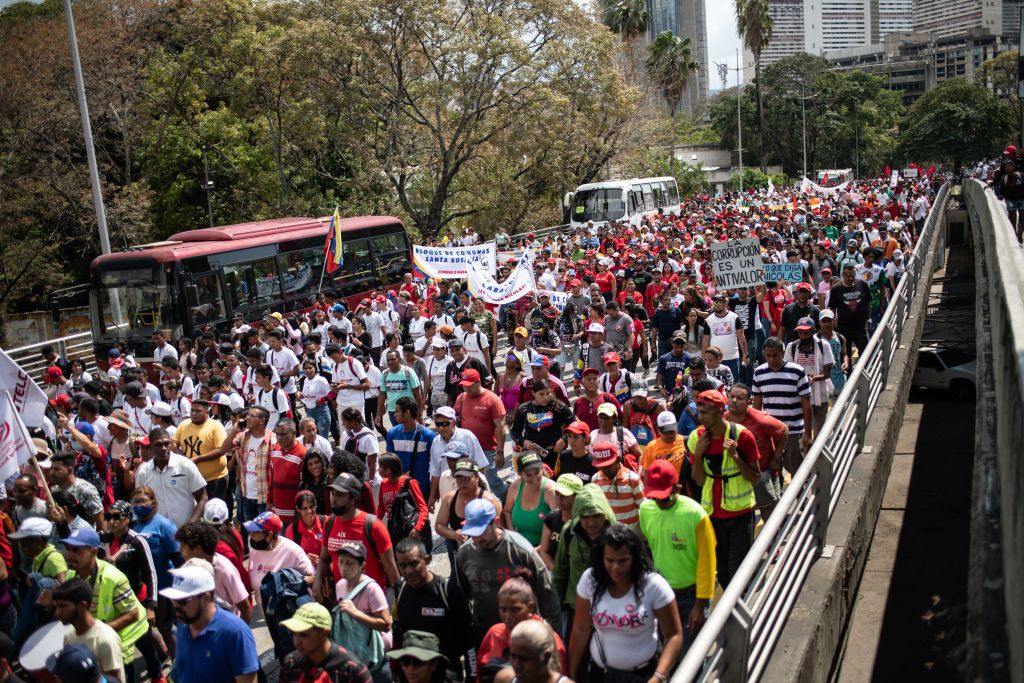 Протести проти режиму Мадуро, який отримав владу, сфальсифікувавши голоси, тривали весь час його правління. На фото - мітинг у Каракасі 2023, який був жорстко розігнаний поліцією, організаторів затримали. Фото: Getty Images. 