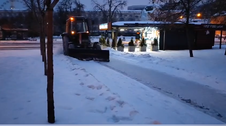 В столице с вечера продолжаются работы по расчистке снега В столице с вечера продолжаются работы по расчистке снега