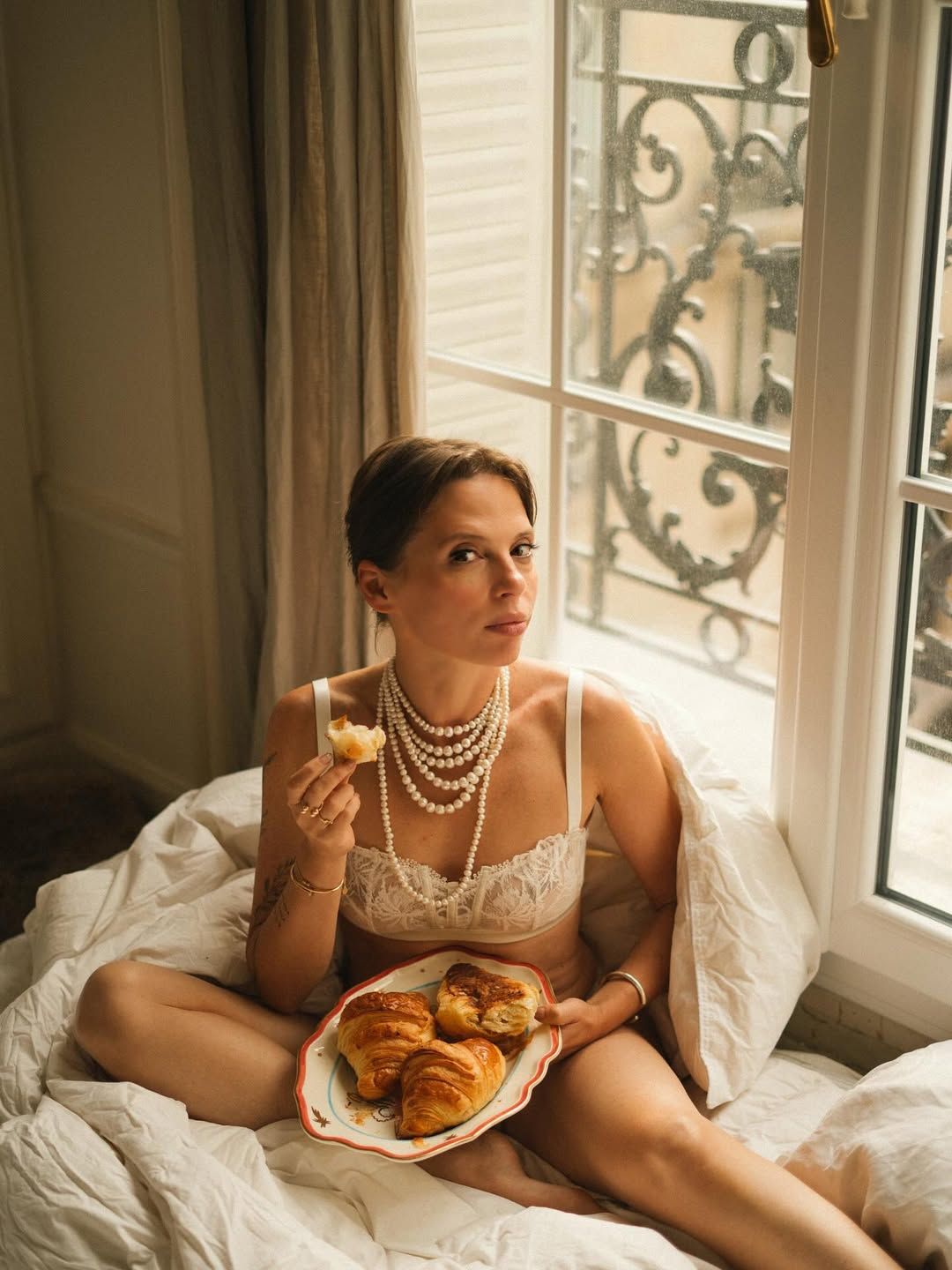 Письменниця вже давно живе на дві країни: Францію та Україну.