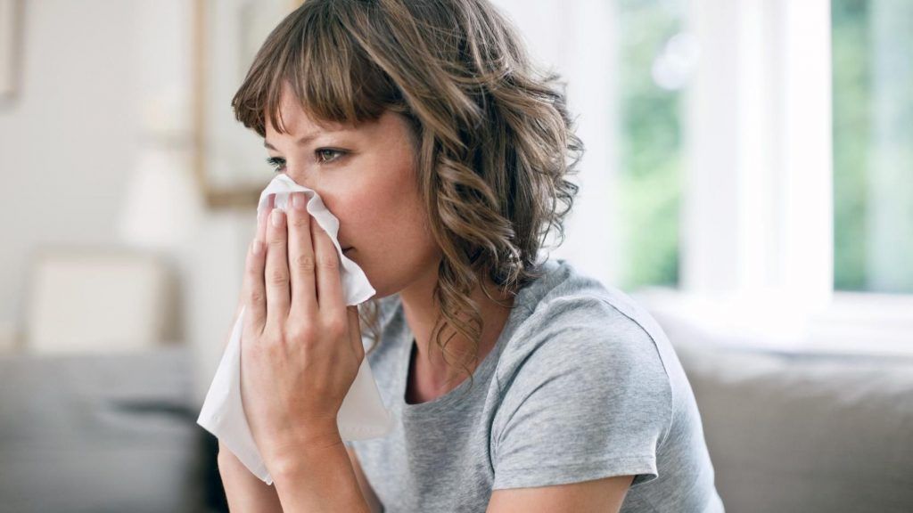 Кровь из носа без причины: врачи объяснили, что стоит за частыми носовыми кровотечениями.