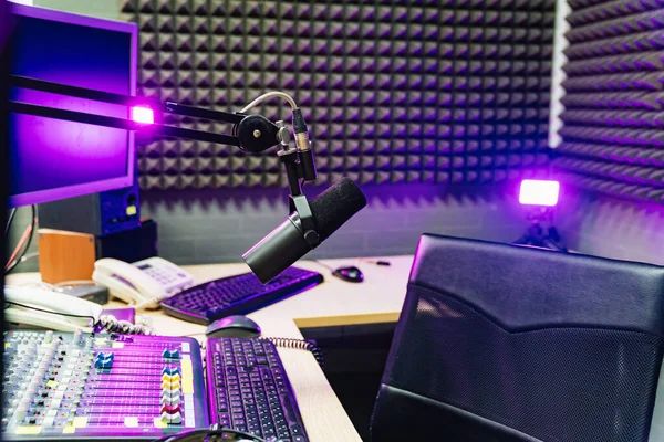 Яке сьогодні, 13 січня, свято: День суспільного радіомовлення та здійснення мрії 3