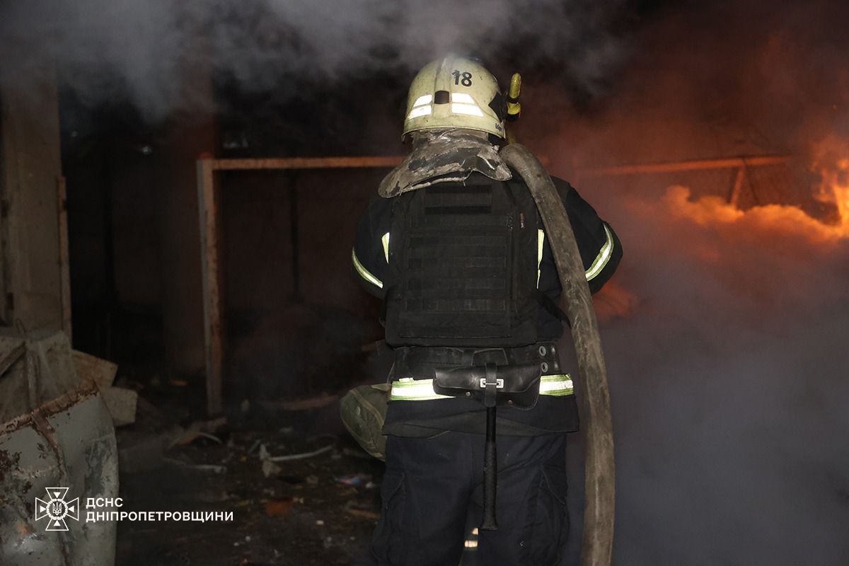 Обстрелы Днепропетровщины: в Кривом Роге произошли пожары и отключение света, есть пострадавшие 4