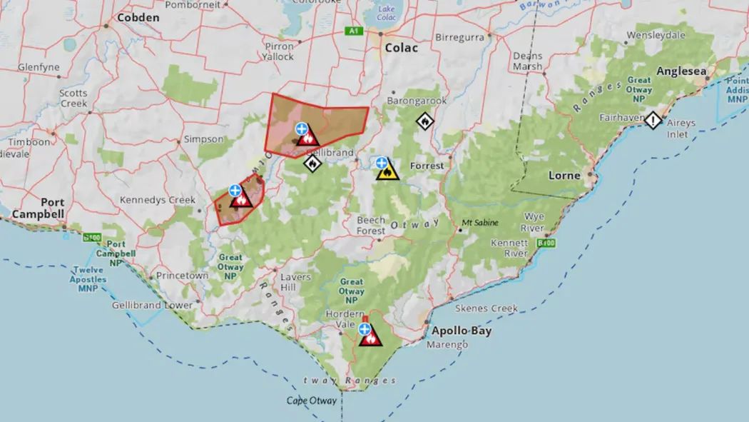 Дві пожежі надзвичайного рівня горять у регіоні Отвейс. Фото: VicEmergency