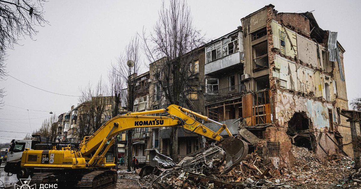 Место скорби и боли: в Харькове завершили спасательно-поисковые работы после удара РФ по дому, последствия - ужасные 1