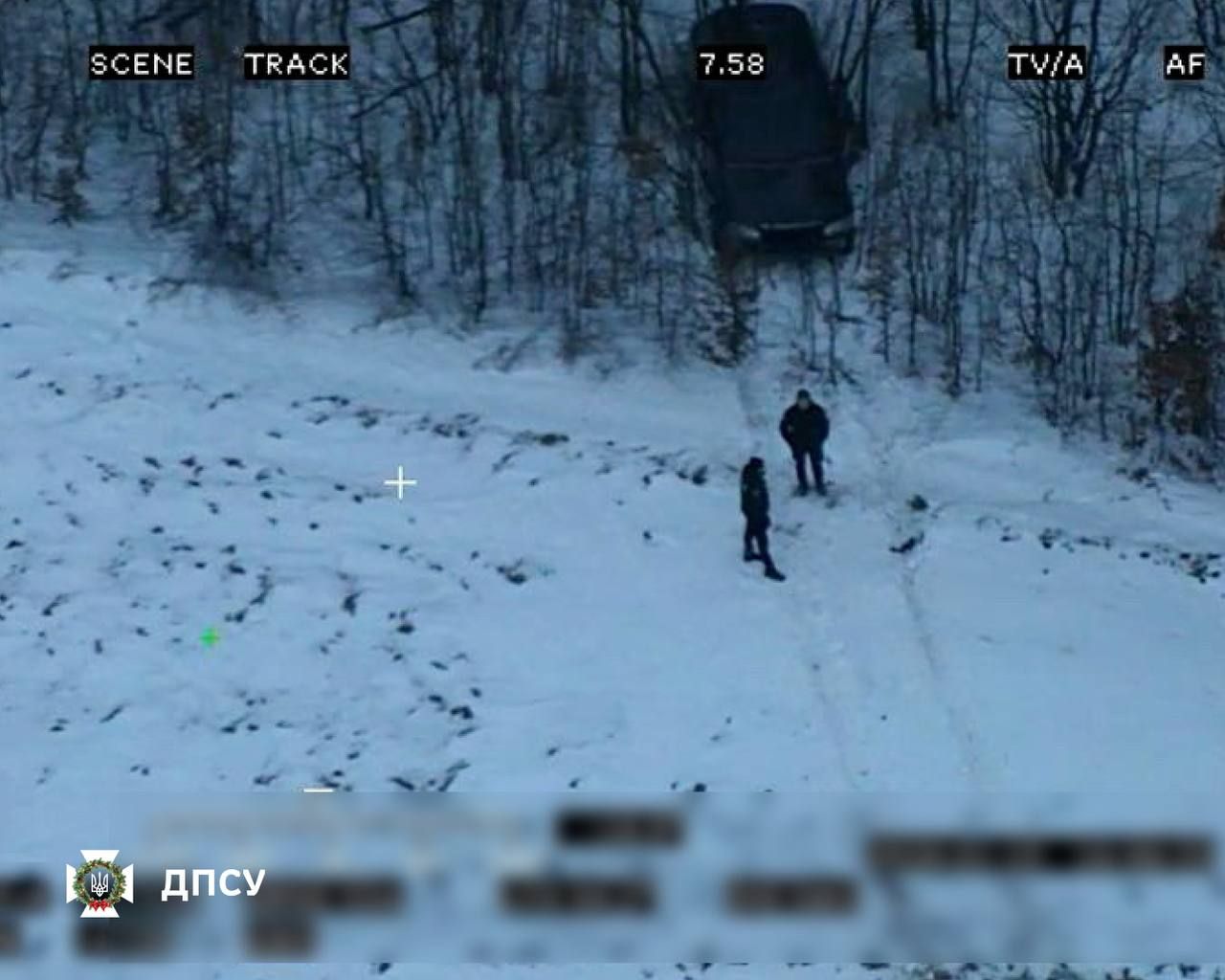 Ухилянти пішли на штурм кордону по-багатому: Range Rover застряг у дроті, прикордонник - поранений 3