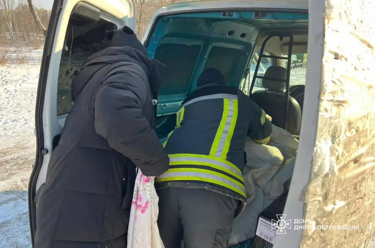 Придніпровʼя у полоні зимової негоди: надзвичайники розповіли проникливу історію про лебедя в крижаній пастці 2