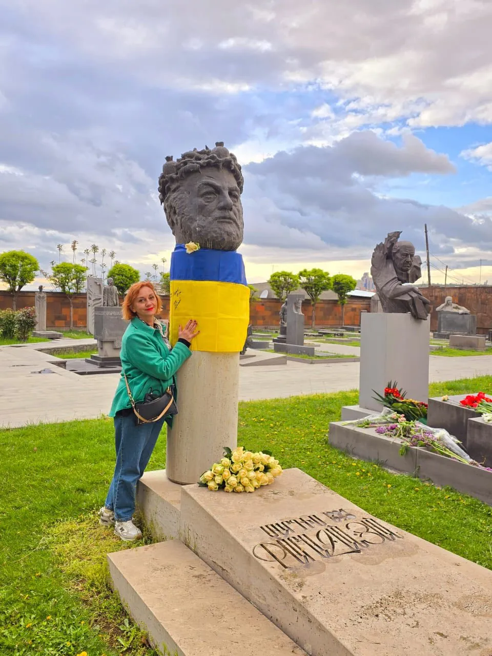 В Грузии актриса посетила могилу легендарного Сергея Параджанова.