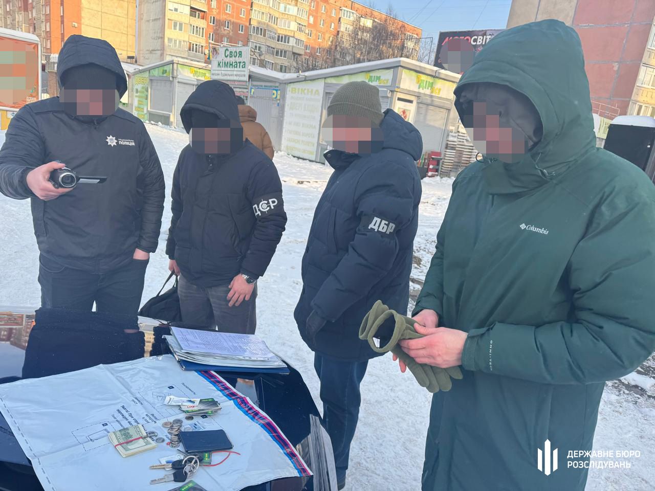 Правоохоронці затримали посадовця на передачі другого траншу