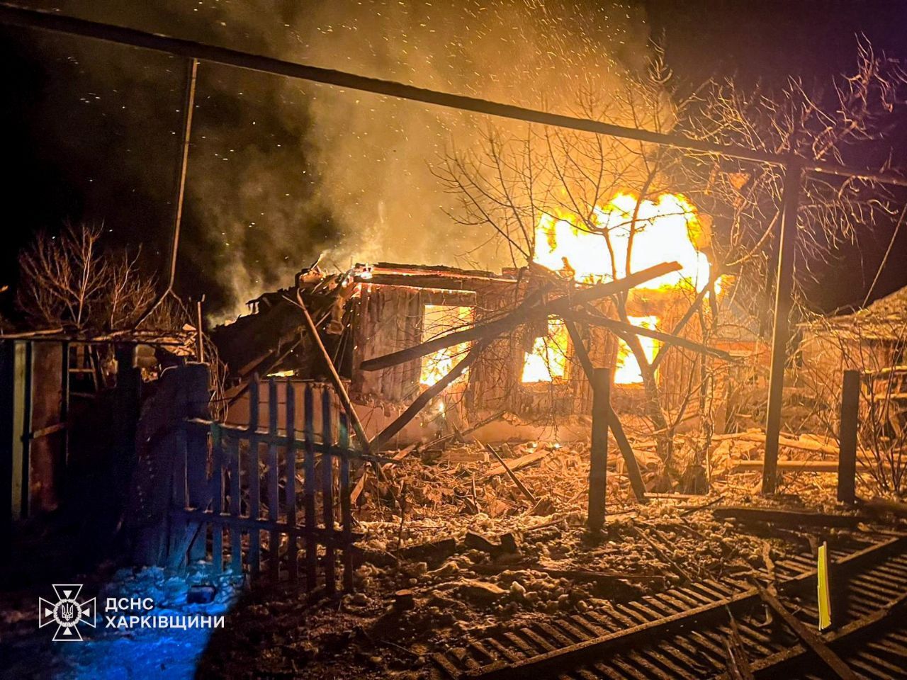 Атака на Харківщину: ворожий безпілотник вдарив по будинку, спалахнула пожежа 1