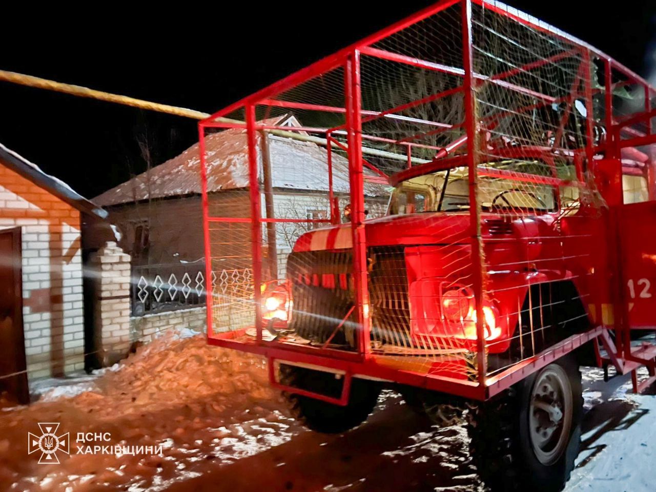 Атака на Харківщину: ворожий безпілотник вдарив по будинку, спалахнула пожежа 2