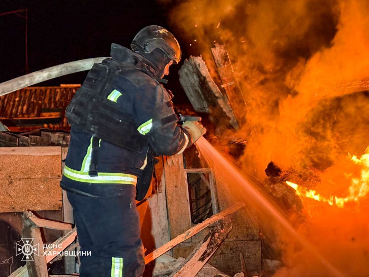 Атака на Харківщину: ворожий безпілотник вдарив по будинку, спалахнула пожежа 3