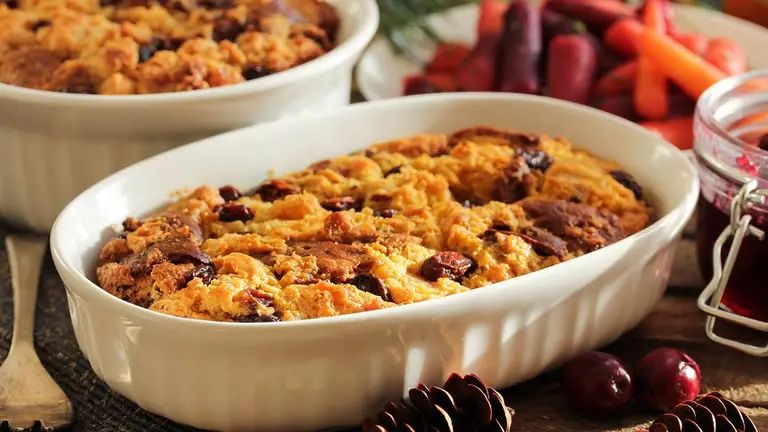 Соус делает пудинг сочным и ароматным