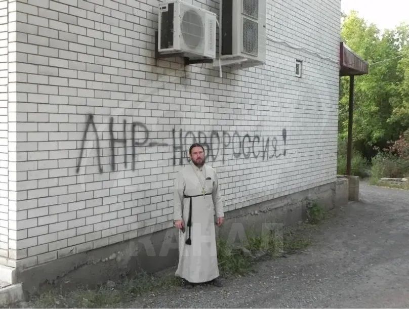 Кротков на окупованій Луганщині. 2014 рік https://24tv.ua/dmitro-korotkov-protoiyerey-krimu-rozsliduvannya-pro-zlochini_n2962782