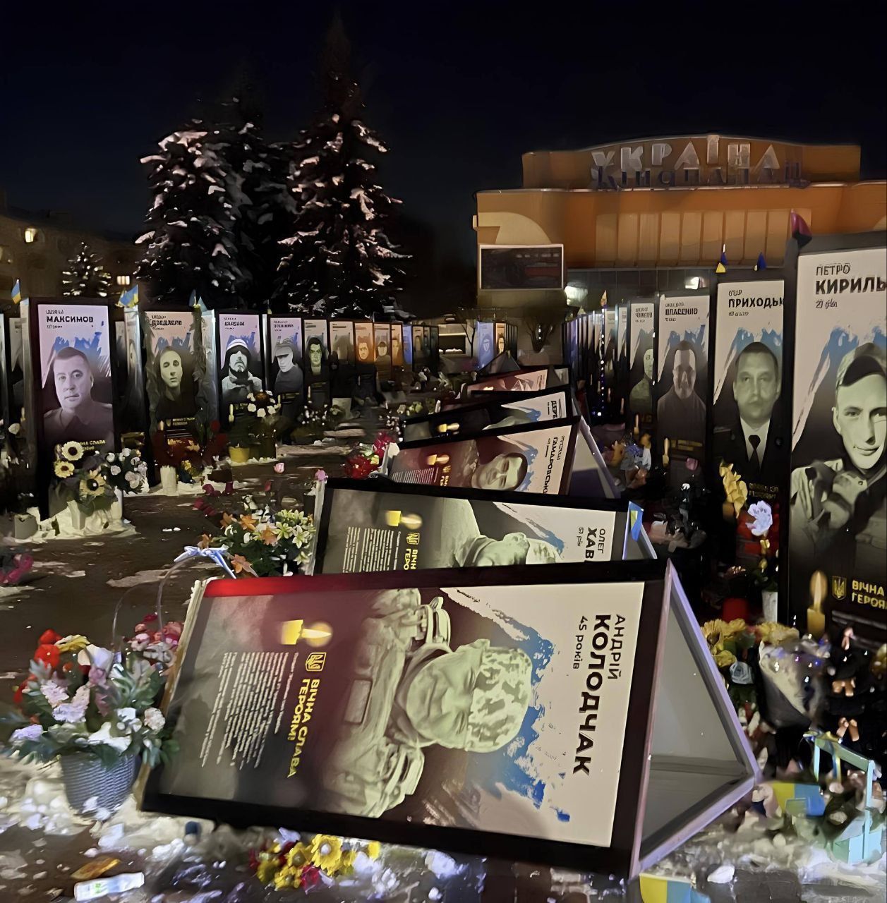 У центрі Рівного жінка повалила портрети полеглих Героїв України (фото і відео) 1