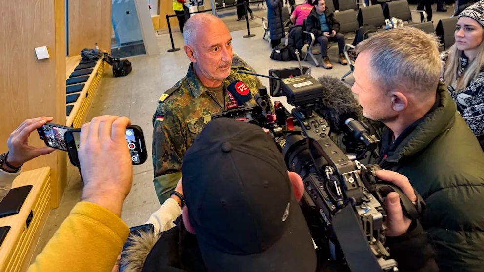 Адмірал флоту Стефан Паулі розмовляє з журналістами в Нууку. Фото: Fredrik von Erichsen/BILD