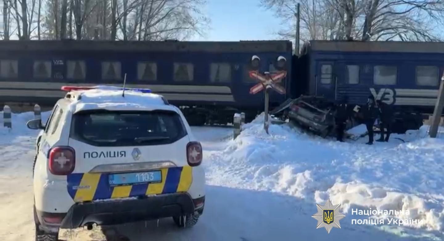 В Ивано-Франковской области автомобиль врезался в пассажирский поезд: есть пострадавшие 2