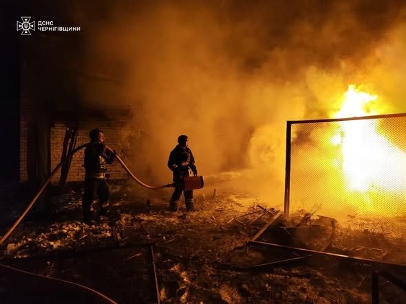 Обстрелы врага повлекли за собой пожары. Фото: telegram/chernigivskaODA