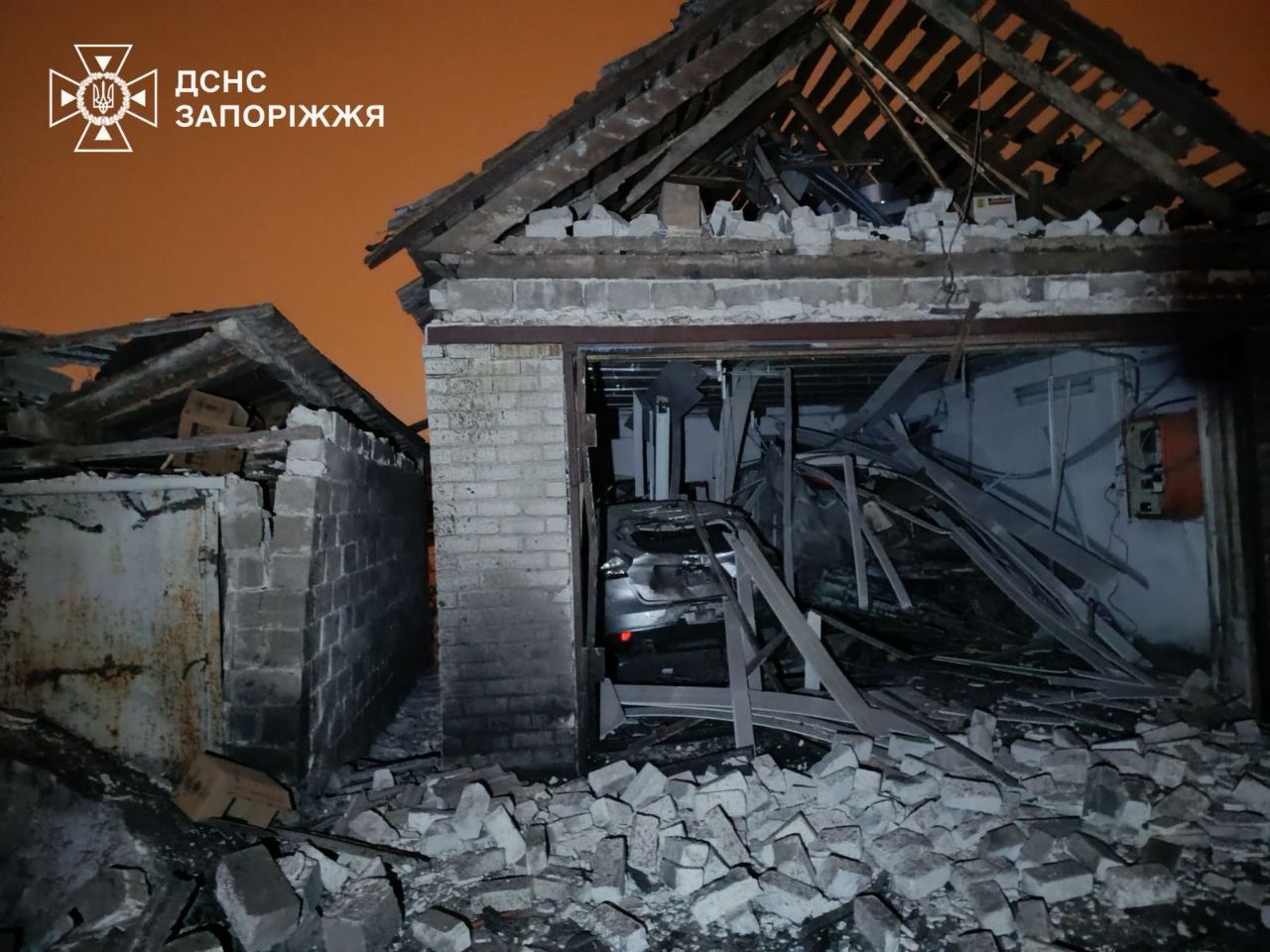 Россия атаковала Запорожье: разрушен ТЦ, повреждены дома 2