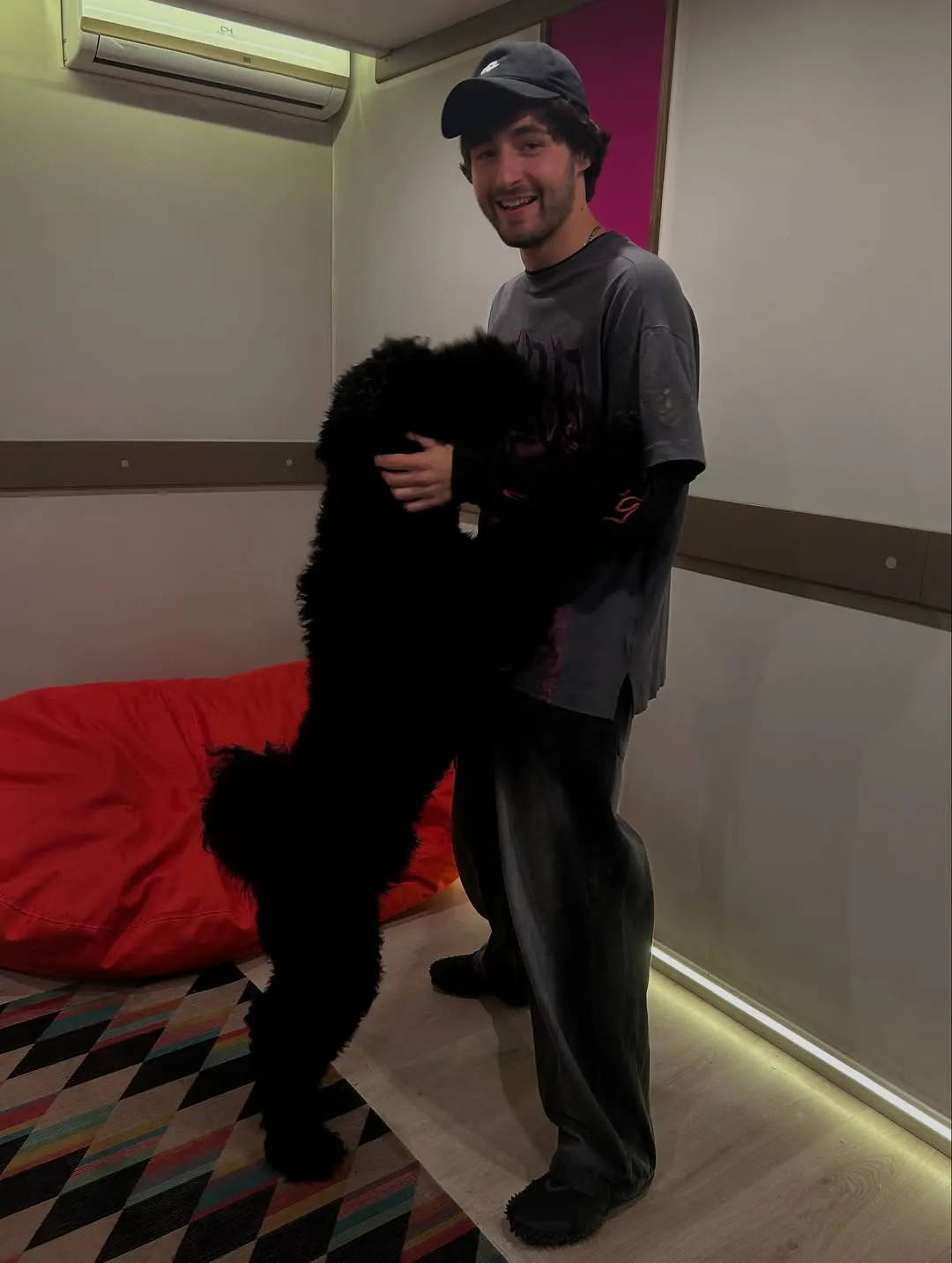 В квартире Андрея Хаята не теплее, чем на улице