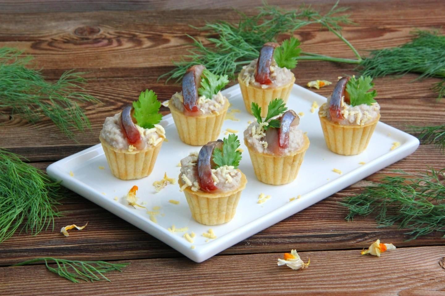 Тарталетки имеют оригинальный вкус и станут отличной закуской к вашему столу. Тарталетки имеют оригинальный вкус и станут отличной закуской к вашему столу.