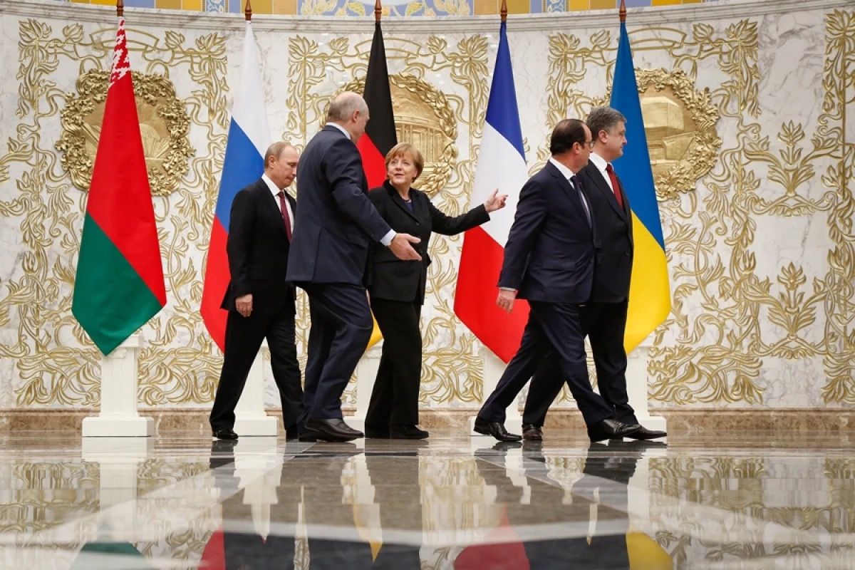 Путін, Лукашенко, Меркель, експрезидент Франції Олланд та Порошенко під час переговорів щодо Мінських угод у 2016 році: тоді затягування тривало протягом майже 10 років. Фото: Микола Лазаренко / Верховна Рада 
