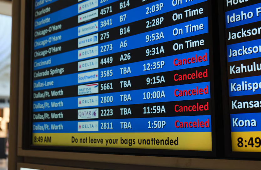 Табло статуса рейсов показывает отмененные рейсы в Даллас-Форт-Верт, штат Техас, в международном аэропорту Солт-Лейк-Сити. Фото - AP