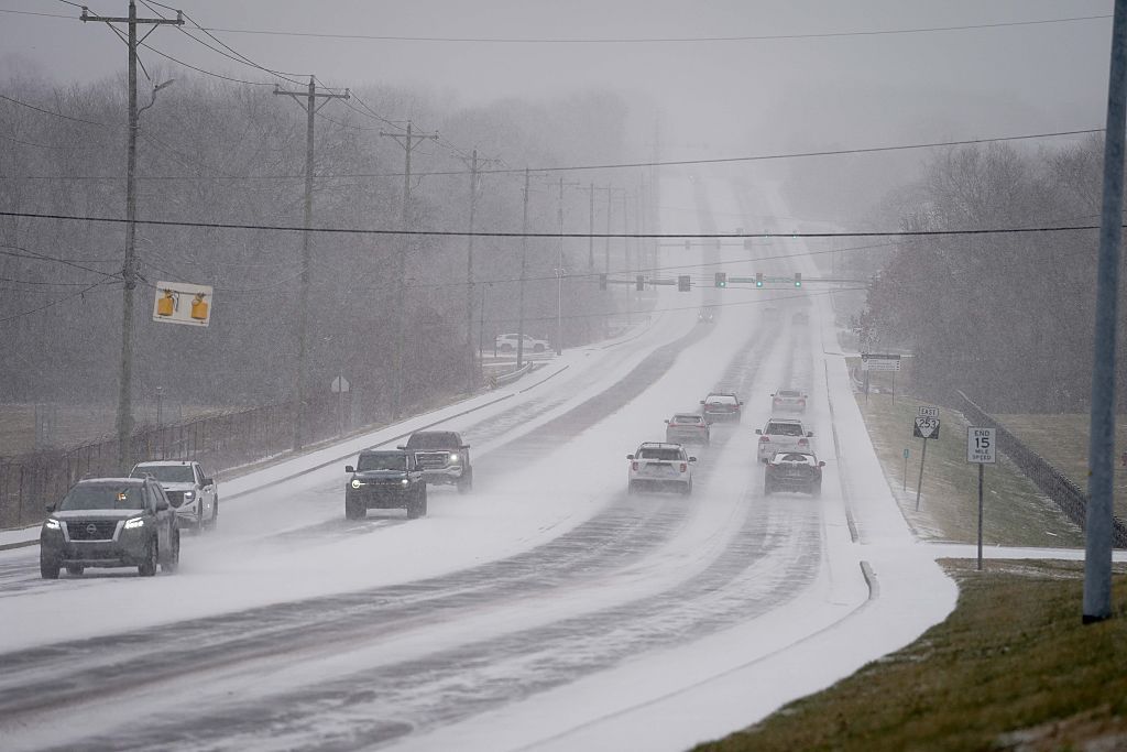 Автомобилисты двигаются по дороге Concord Road в городе Брентвуд, штат Теннесси, 24 января 2026 года. Зимний шторм принес в регион снег и гололед. Фото - Getty images