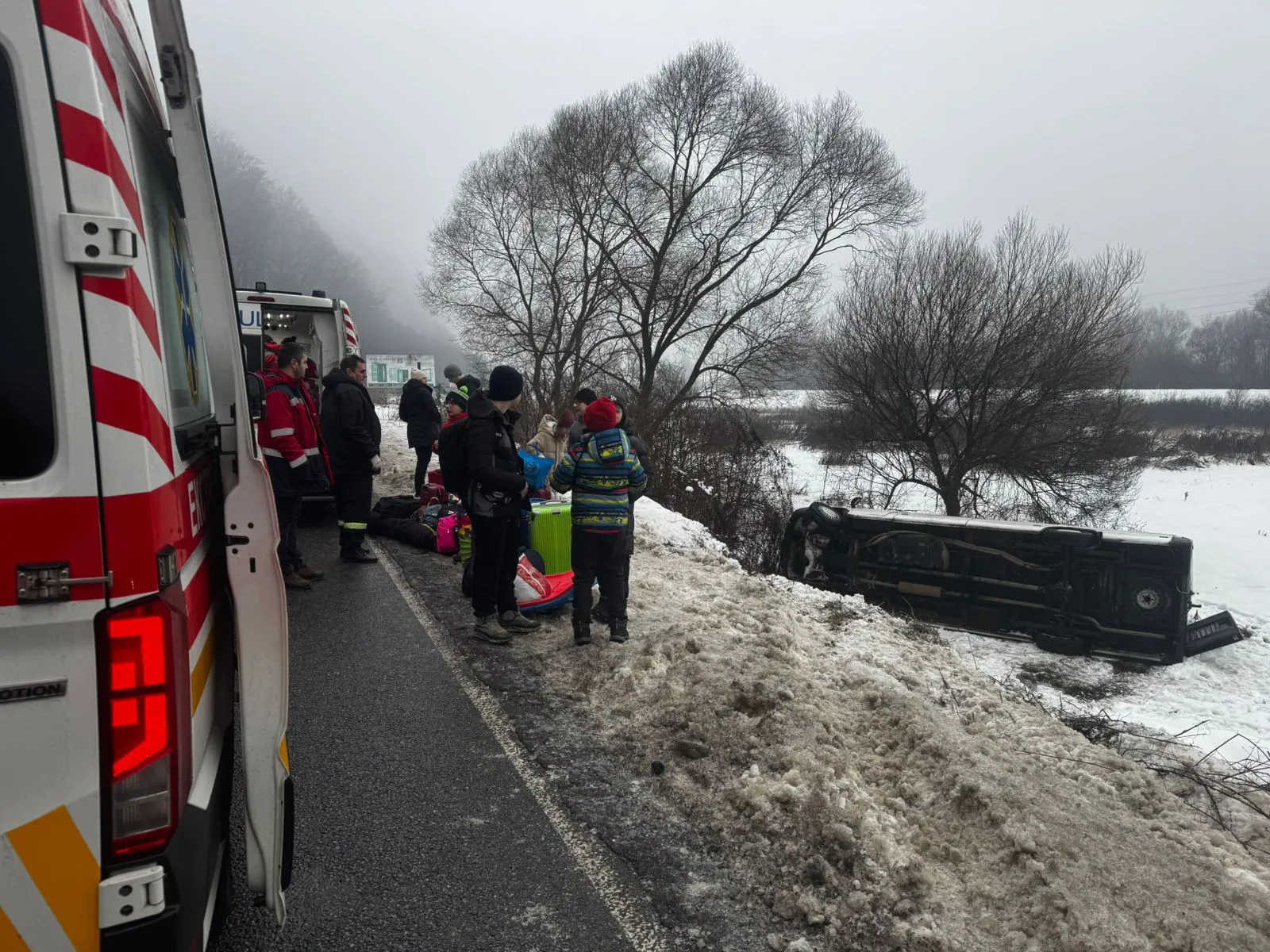 Вылетел с трассы и опрокинулся: в Закарпатье автобус с детьми попал в ДТП — журналист 1