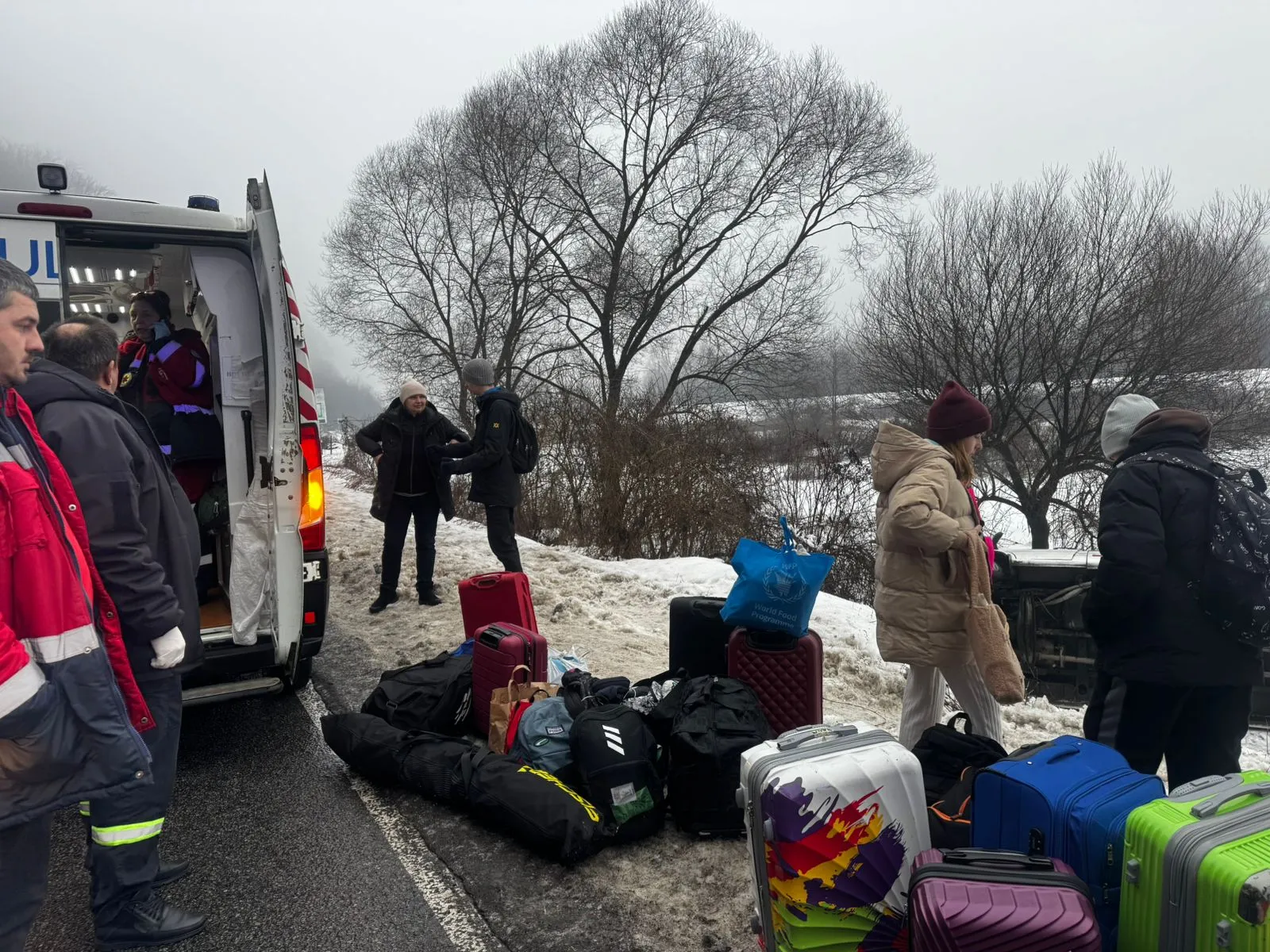 Вылетел с трассы и опрокинулся: в Закарпатье автобус с детьми попал в ДТП — журналист 2