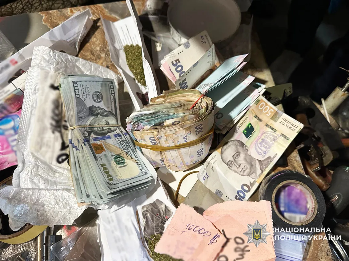 Промислові масштаби та бойовий арсенал: на Чернігівщині викрили банду наркодилерів 4
