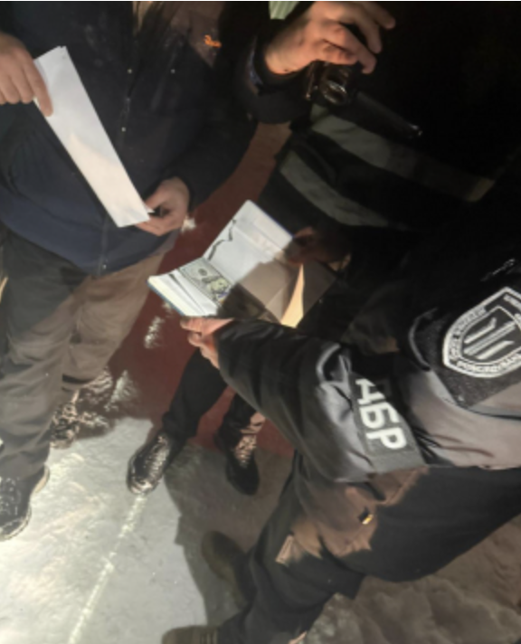 Взяточника задержала во время получения денег. Фото: ДБР