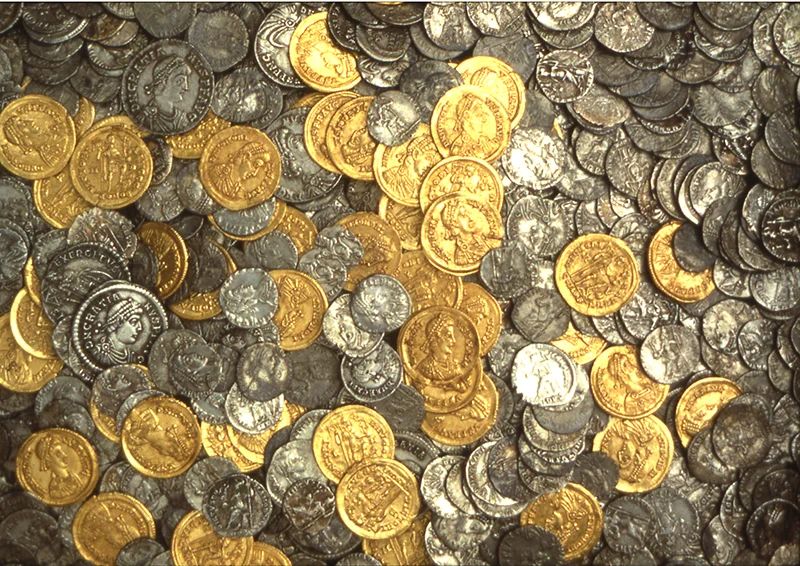 Археологи обнаружили 15 233 монет. Случай на миллионы: поиск обычного молотка обернулся археологической сенсацией.