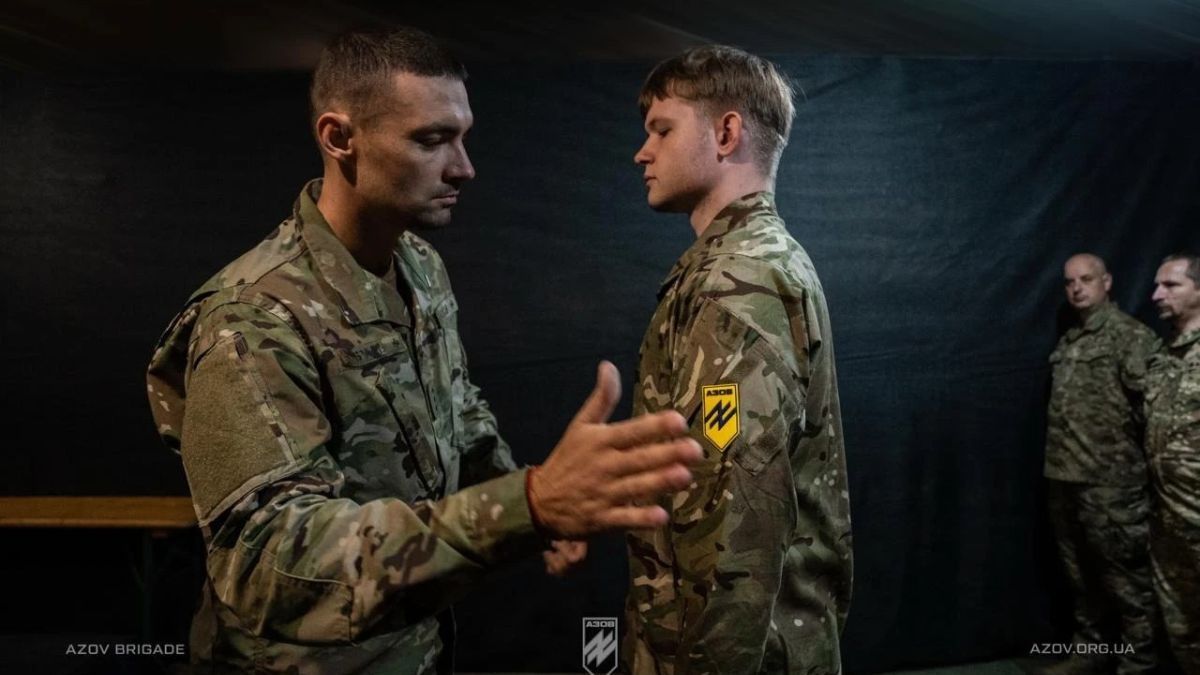 Військовослужбовці 1-го корпусу НГУ Азов під час внутрішнього ритуалу взаємодії та командної комунікації в навчальному просторі підрозділу