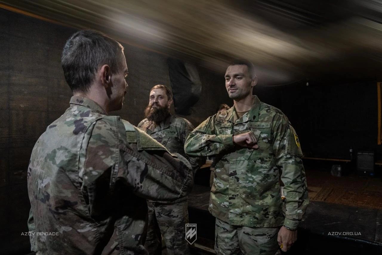 Інструктор 1-го корпусу НГУ «Азов» проводить індивідуальну роботу з рекрутом у межах практичної підготовки та дисциплінарного навчання.