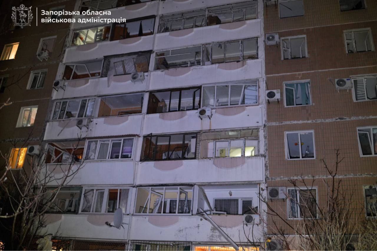 Обстрелы Запорожья накануне энергетического перемирия: россияне попали в многоэтажку (фото) 1
