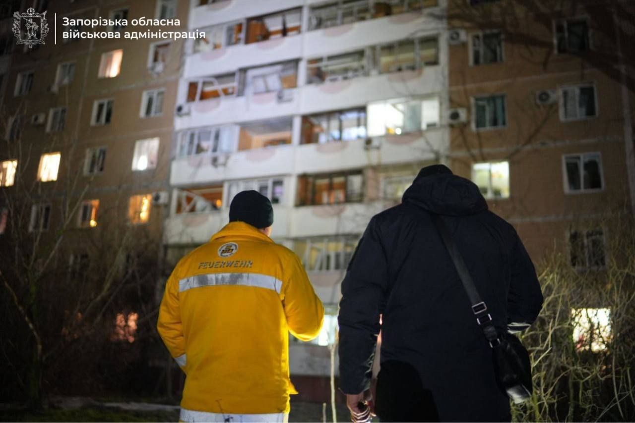 Обстрелы Запорожья накануне энергетического перемирия: россияне попали в многоэтажку (фото) 2