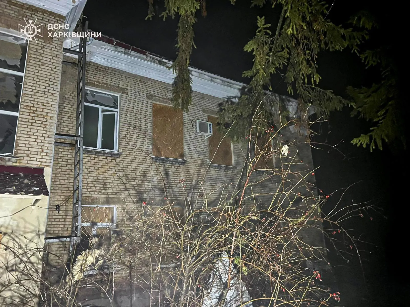 У Харківській області дрон атакував адмінбудівлю, сталася пожежа 1