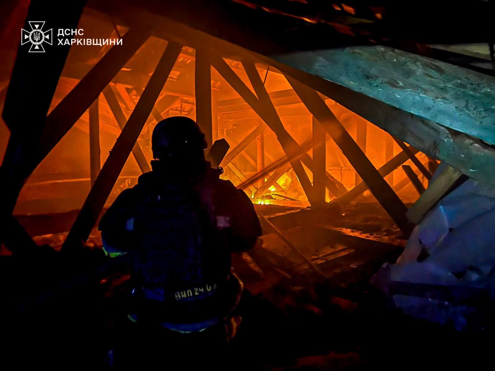 У Харківській області дрон атакував адмінбудівлю, сталася пожежа 2